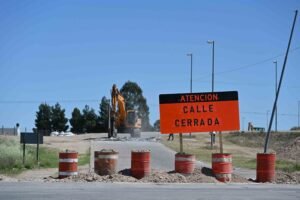 Iniciaron las tareas de reconstrucción del ramal de la autovía Atilio Fruet a la altura del puente sobre el camino de la Carrindanga. Se habilitarán rutas alternativas durante aproximadamente cuatro meses. El transporte público mantiene su circulación normal en la zona.