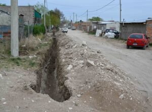 La instalación de gas natural en el barrio Cabré Moré alcanza el 90% de ejecución con una inversión de más de 21 millones de pesos. Incluye 1.950 metros de cañería y 107 conexiones domiciliarias. Próximamente comenzará obra similar en Villa Miramar.
