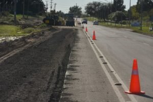 El municipio ejecuta una ciclovía de dos manos en Camino de la Carrindanga (Uruguay a Lestonnac) con inversión de 19 millones de pesos. La obra de 2.7 km priorizará seguridad de ciclistas y reducirá congestión vehicular. Incluye pista de salud y delimitadores viales.