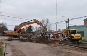 Se corta el tránsito en calle Necochea (entre Chiclana y Maipú) durante 30 días aproximadamente para reparar el sistema de desagües cloacales. La línea 514 de colectivos cambia su recorrido habitual.