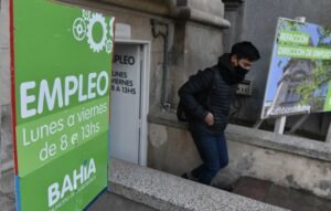 La Oficina Municipal de Empleo atiende lunes a viernes de 8:30 a 13 h con ofertas laborales disponibles.