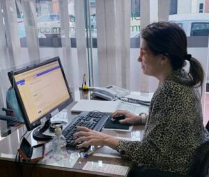 La OMIC informa que las consultas personalizadas requieren turno previo a través de www.bahia.gob.ar/turnos/omic/. Atención telefónica de lunes a viernes de 8 a 13 en el 4550383. Durante febrero no hay atención en terminal San Francisco de Asís ni en Espacio NIDO Villa Nocito.