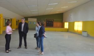 La municipalidad avanza con obras de ampliación y refacción en la Escuela Primaria 68 de Villa Espora con inversión de $1.5 millones.