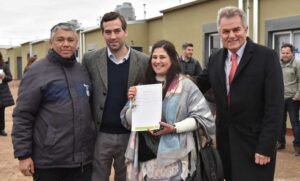 El municipio entregó 20 viviendas a familias de la UOM y SUTIAGA en acto encabezado por el intendente Gay.