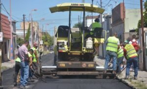 El Municipio repavimenta calle Venezuela en Villa Rosas con equipos y personal propio.