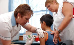 La Municipalidad implementa nuevos horarios de vacunación contra la fiebre amarilla desde abril hasta septiembre.
