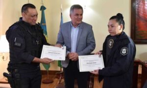 El intendente Gay homenajeó a dos policías bahienses por rescatar a un menor intoxicado con monóxido de carbono.