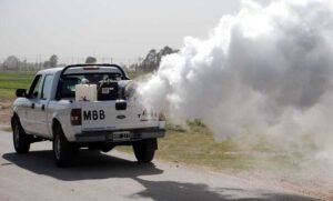 Municipalidad ejecuta plan de fumigación en múltiples barrios de la ciudad durante tres jornadas.