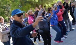 Plaza Activa es un programa municipal gratuito de actividad física para adultos mayores que comienza el 19 de septiembre.