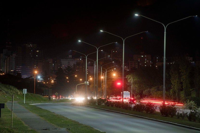 Bahía Blanca licita 2139 luminarias LED para instalar en diversas calles con mayor eficiencia y ahorro energético.