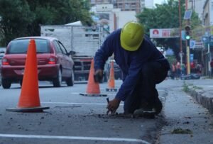 Comienza la instalación de 2200 sensores para mejorar el sistema de estacionamiento medido y pago.
