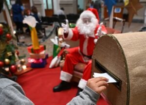 Papá Noel llega al hall del Palacio Municipal (Alsina 65) mañana y miércoles para encuentros con niños y niñas de 10 a 12 y de 18 a 20 hs. Fotos y entrega de cartitas.