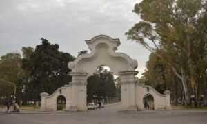 El Parque de Mayo cierra su ingreso principal por organización de actividades del aniversario municipal.