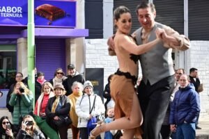 Bus turístico gratuito y caminata guiada por espacios históricos con actividades culturales e inclusivas.