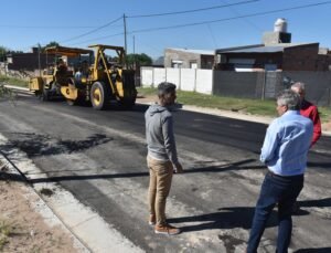 El intendente Héctor Gay supervisó el progreso de pavimentación en calles Yapeyú