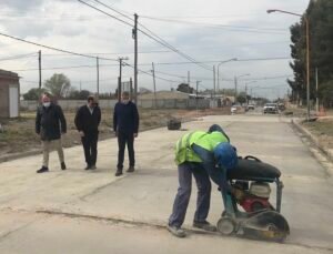 El intendente Héctor Gay supervisó el avance de una obra de pavimentación en General Cerri que abarca 6 cuadras de calle Gurrachaga entre Las Heras y Plácida Pernici