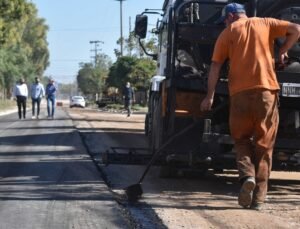 El intendente Héctor Gay supervisó ayer la obra de pavimentación en el barrio Comandante Piedrabuena