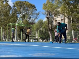 La Secretaría de Movilidad Urbana y Espacios Públicos realiza trabajos de mejora en la cancha de básquet del Parque de Mayo