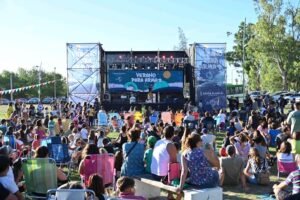 Cientos de niños disfrutaron de la primera edición del programa PlaPla con actuaciones de teatro y circo en el Bosque de Paz.
