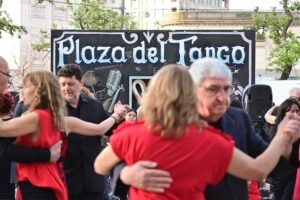 Bahía Blanca celebra el Día Nacional del Tango con actividades culturales gratuitas del 11 al 15 de diciembre en diversos espacios.