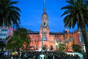 Plaza Rivadavia se colmó en cierre del 196° aniversario con múltiples propuestas artísticas y ferias locales.