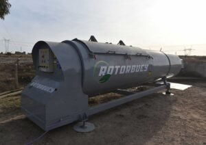 Se presentó el sistema Rotorbuey de última tecnología en compostaje industrial en el relleno sanitario bahiense. Este mecanismo de fabricación argentina procesa 400 kg de residuos diarios con bajo consumo energético y producirá compost para espacios públicos. El proyecto es resultado de la colaboración entre la subsecretaría de Gestión Ambiental