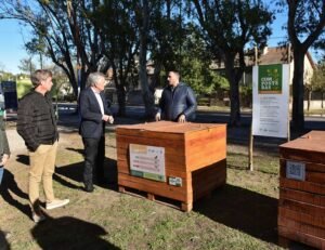 El intendente Héctor Gay inauguró un nuevo conjunto de composteras comunitarias en Parque Illia de Villa Rosas. Ya son 12 instaladas en diferentes espacios públicos de Bahía Blanca
