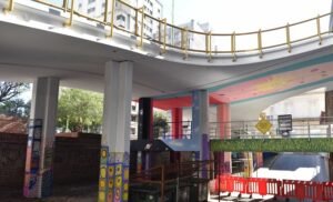 Avanza la intervención artística en el Puente de Plaza Lavalle bajo la coordinación de Ana Klein. El Grupo Los Chopen