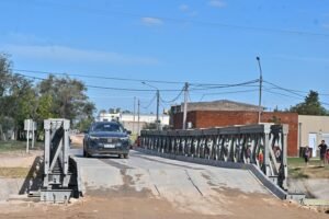 Puente modular operativo. Calles Santa Cruz y Tucumán con tránsito vehicular habilitado.