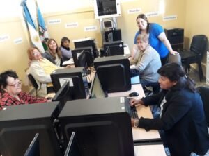 Adultos mayores de PAMI participan en taller de computación reconstruyendo la historia local de Cabildo.