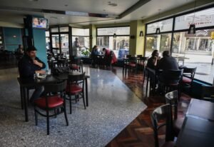 Municipio ofrece capacitación gratuita sobre COVID-19 y bioseguridad para trabajadores y comercios locales.