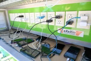 Municipio habilita múltiples sectores para carga de dispositivos móviles en plazas