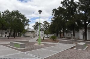 La línea 509 del transporte público brinda servicio hacia el cementerio local con salidas desde Castelli y Kloosterman. Sábados: 9.25