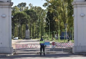 Mañana jueves los accesos vehiculares al Parque de Mayo permanecerán cerrados de 7 a 13 hs por trabajos de poda sanitaria en eucaliptos. Se recomienda evitar circulación peatonal.