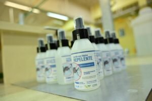 Municipio y UNS producen 1.100 unidades de repelente gratuito contra dengue para distribución en salas médicas.