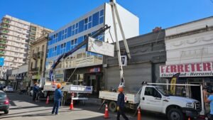 El Municipio retira cartelería irregular del centro sin costo hasta fin de noviembre.