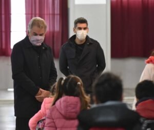 El intendente Héctor Gay visitó la Escuela Nº 3 Bernardino Rivadavia para destacar el reinicio de clases presenciales. Enfatizó la importancia del aula como espacio de socialización y desarrollo integral