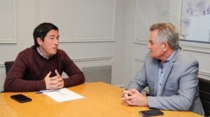 El intendente Héctor Gay se reunió en La Plata con el ministro de Infraestructura bonaerense Leonardo Nardini para abordar obras públicas críticas de Bahía Blanca. Se confirmó el inicio próximo de obras hídricas anunciadas por el gobernador Kicillof en mayo de 2024 en la planta de ABSA