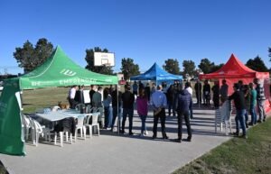 El intendente realizó una reunión de gabinete con referentes barriales de Las Cañitas 1 y 2 en plaza Martorelli para planificar gestiones y mejoras. Se dialogó sobre pavimentación (calles Gambartes y Necochea)