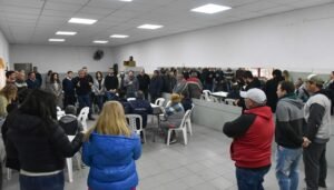 El intendente Héctor Gay encabezó una reunión de gabinete en Villa Miramar con vecinos y funcionarios municipales. Se abordaron temas como obras de pavimentación