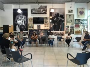 Funcionarios municipales se reunieron con emprendedores que accedieron a microcréditos en 2020 para conocer el desarrollo de sus proyectos y reconocer su compromiso durante la pandemia.