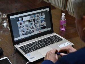 El intendente Héctor Gay participó de un encuentro virtual con el gobernador bonaerense Axel Kicillof y otros jefes comunales para analizar la situación epidemiológica de COVID-19 en la provincia. El viceministro de Salud brindó datos sobre la curva de contagios.