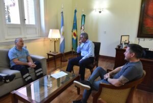 El intendente Héctor Gay recibió y felicitó al inspector de tránsito Jorge Fortelli por su acción que permitió capturar a un motochorro el 5 de marzo. Gay extendió el reconocimiento a todos los agentes de Tránsito y Ordenamiento Urbano por su compromiso en la seguridad vial.