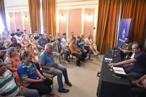 Cien instituciones deportivas participaron de una reunión encabezada por el intendente Susbielles en el Teatro Municipal. Se relevaron daños y necesidades tras el temporal para priorizar acciones de reconstrucción y acompañamiento mutuo entre clubes.