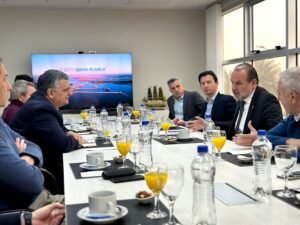 Susbielles recibió al presidente de YPF para evaluar proyecto de exportación de GNL en Puerto.