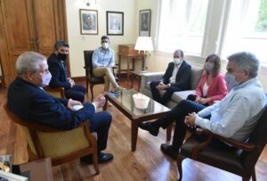 El intendente Héctor Gay se reunió con el Ministro de Educación Jaime Perczyk para coordinar acciones en materia educativa. Se acordó implementar programas nacionales de formación y becas