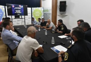 Más de 150 agentes municipales y policiales realizarán operativos simultáneos durante Navidad (23 al 25 de diciembre) para controlar fiestas no habilitadas y garantizar el cumplimiento de normativas. Solo tres espacios están autorizados; se prohíbe consumo de alcohol en espacios públicos.