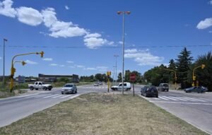 El municipio activa el nuevo semáforo en la intersección de Tres Sargentos y Avenida Jorge Newbery a partir del miércoles