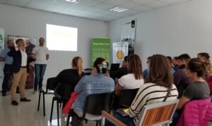Personal de la Agencia de Seguridad Vial brindó charla sobre conducción segura a empleados de Shell.