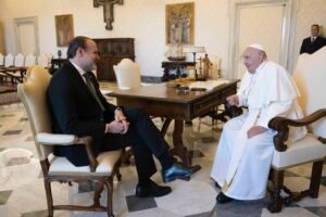 Susbielles se reunió con el Papa Francisco en el Vaticano para dialogar sobre gestión municipal y construcción de paz.